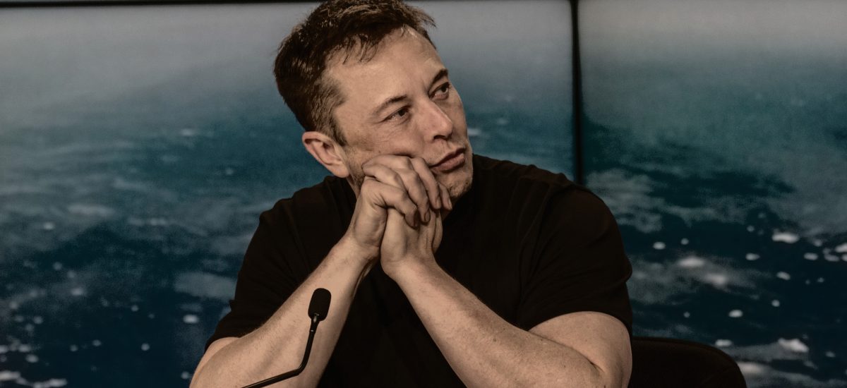 Elon Musk kúpil Twitter