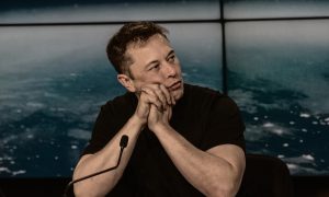 Elon Musk kúpil Twitter