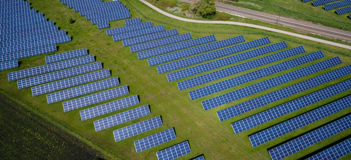 solárne panely umiestnené na rozľahlej zelenej ploche