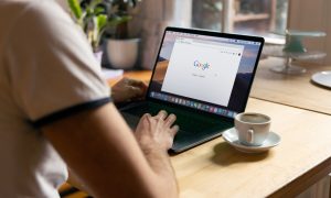 človek vyhľadáva informácie na google