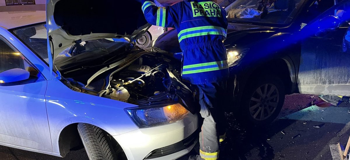 pražský hasič zasahuje pri dopravnej nehode