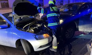 pražský hasič zasahuje pri dopravnej nehode