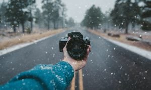ruka s fotoaparátom