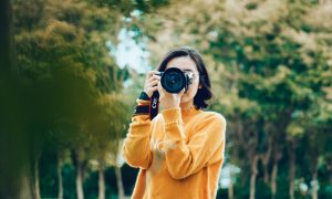 mladá žena fotografuje