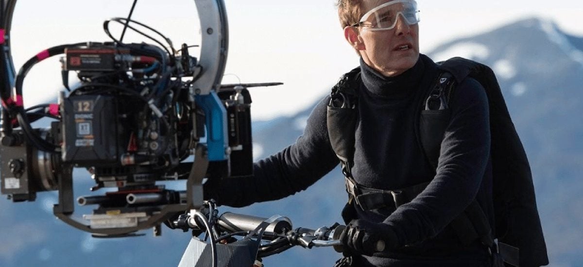 Tom Cruise sedí na motorke vo filme Mission: Impossible Odplata
