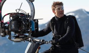 Tom Cruise sedí na motorke vo filme Mission: Impossible Odplata