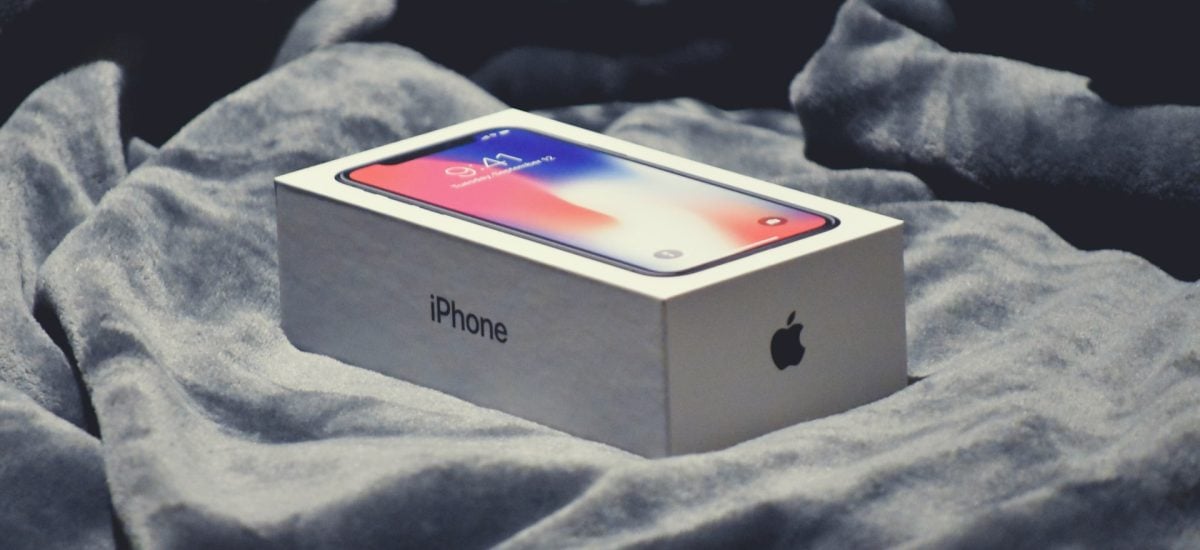 Mobilný telefón iPhone od Apple zabalený v krabici -víťazné aplikácie Apple