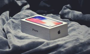 Mobilný telefón iPhone od Apple zabalený v krabici -víťazné aplikácie Apple