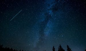 Nočná obloha s padajúcimi meteoritmi