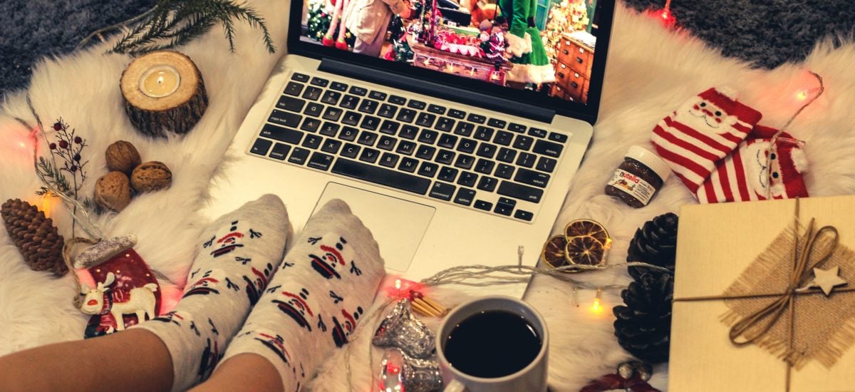 nohy vo vianočných ponožkách a laptop