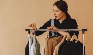 mladá žena si vyberá oblečenie - kapsulový šatník