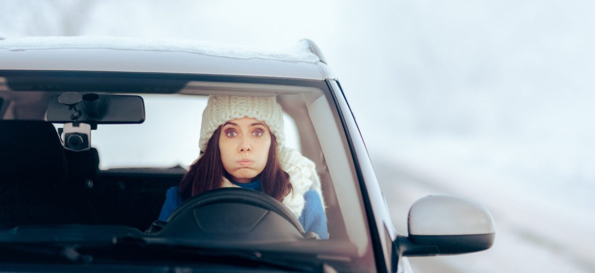 Žena v aute v zime