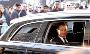 herec Jeremy Renner v aute