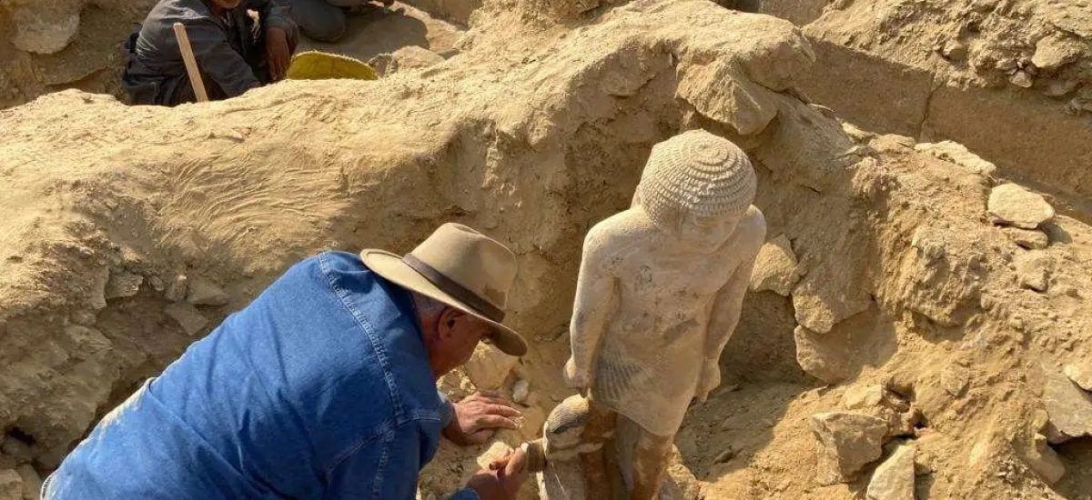 egyptská hrobka odkryla múmiu - archeológovia pri práci v Egypte
