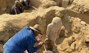 egyptská hrobka odkryla múmiu - archeológovia pri práci v Egypte