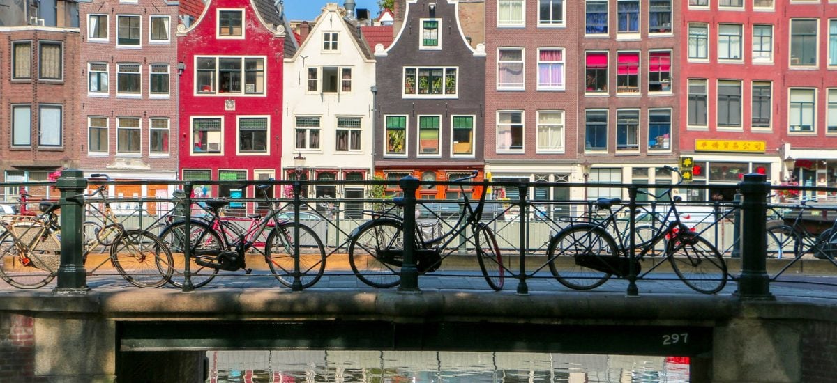 Hlavné mesto Holandska Amsterdam a most s bicyklami