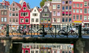 Hlavné mesto Holandska Amsterdam a most s bicyklami
