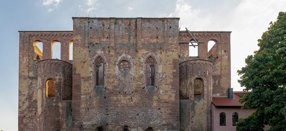 kláštor urbex ruina okres Nové Zámky