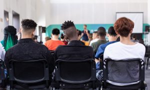 Stredoškolskí študenti sedia v školskej triede - združenie vonzoskrine