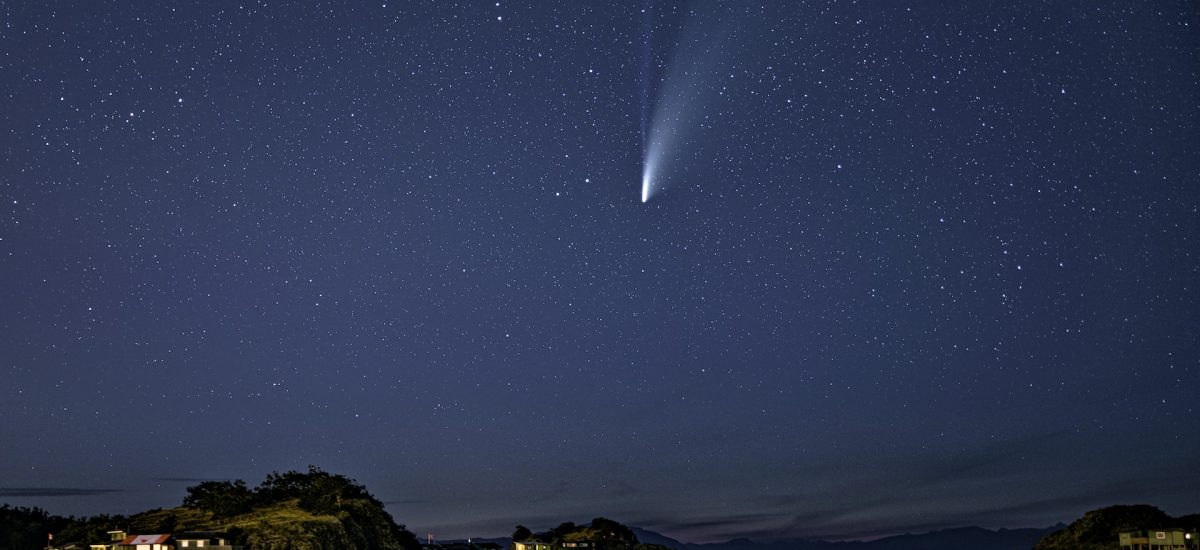 Kométa viditeľná na jasnej nočnej oblohe - naposledy ju videli Neandertálci