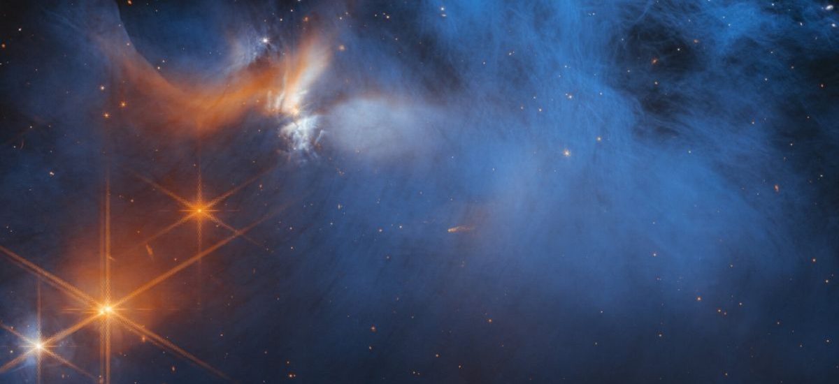 Jemný, modrý oblak molekulárneho plynu vo vesmíre
