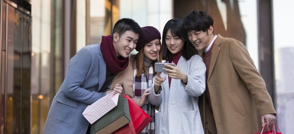 Mladí Číňania na nákupoch platia digitálnou menou