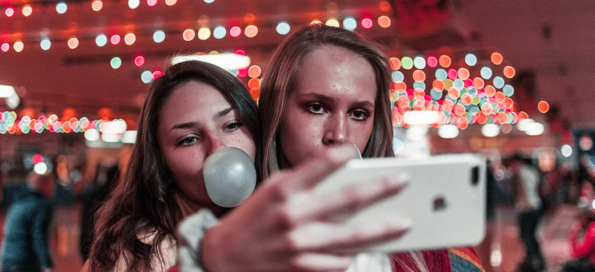 Dve dievčatá si robia selfie