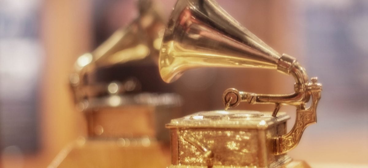 Soška gramofónu a víťazi Grammy