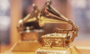 Soška gramofónu a víťazi Grammy