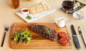 steak so zeleninou na doske