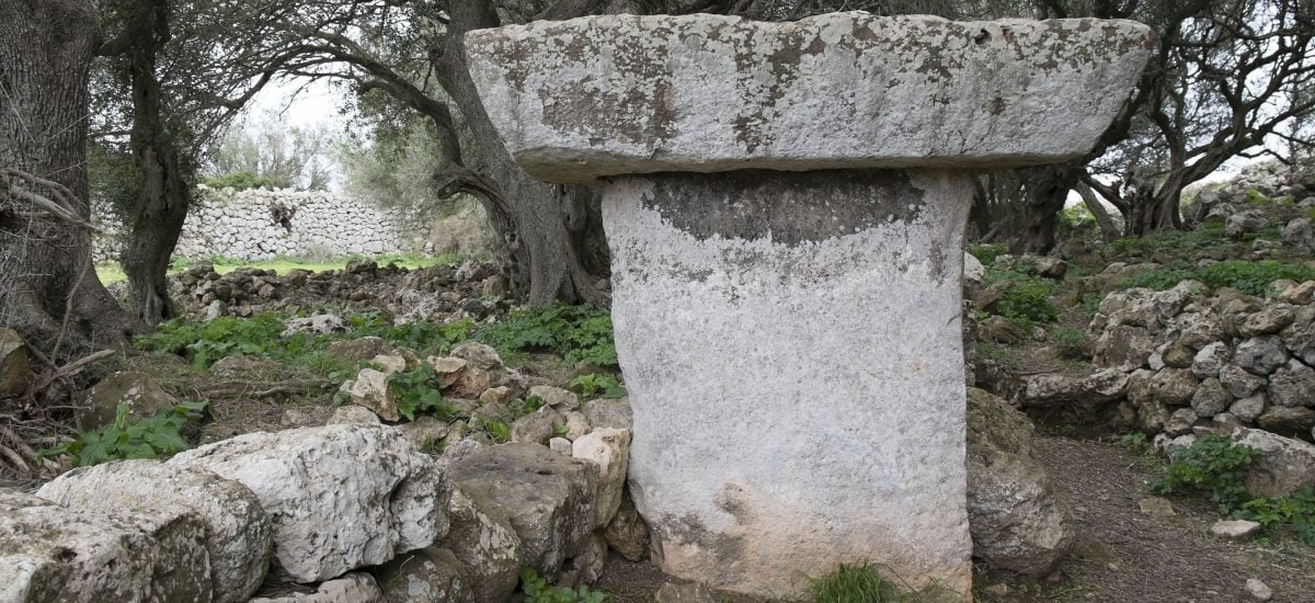 obrovské kamenné veže na španielskom ostrove Menorka