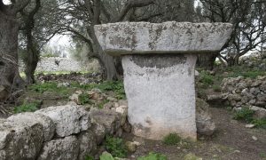 obrovské kamenné veže na španielskom ostrove Menorka