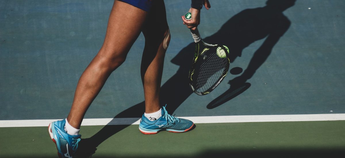 Tenisový kurt a ženská hráčka – netflix séria break point