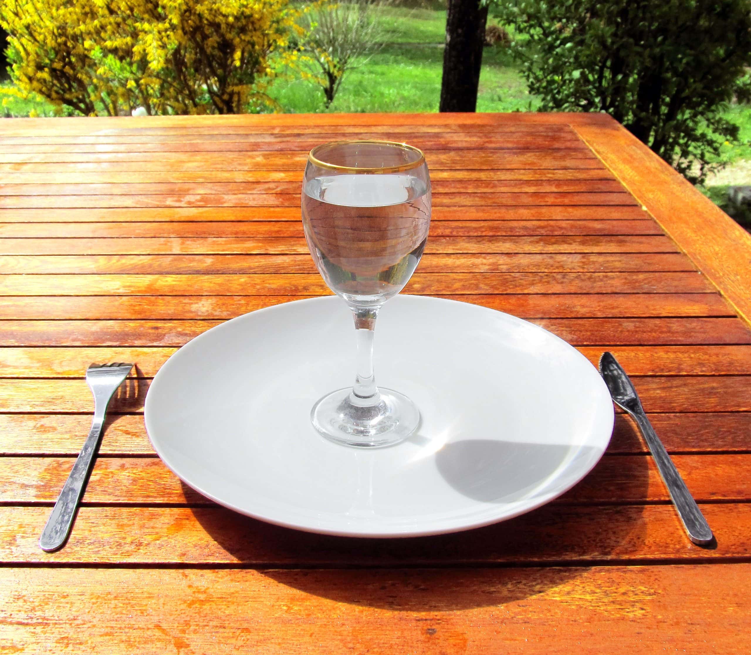 tanier a pohár vody