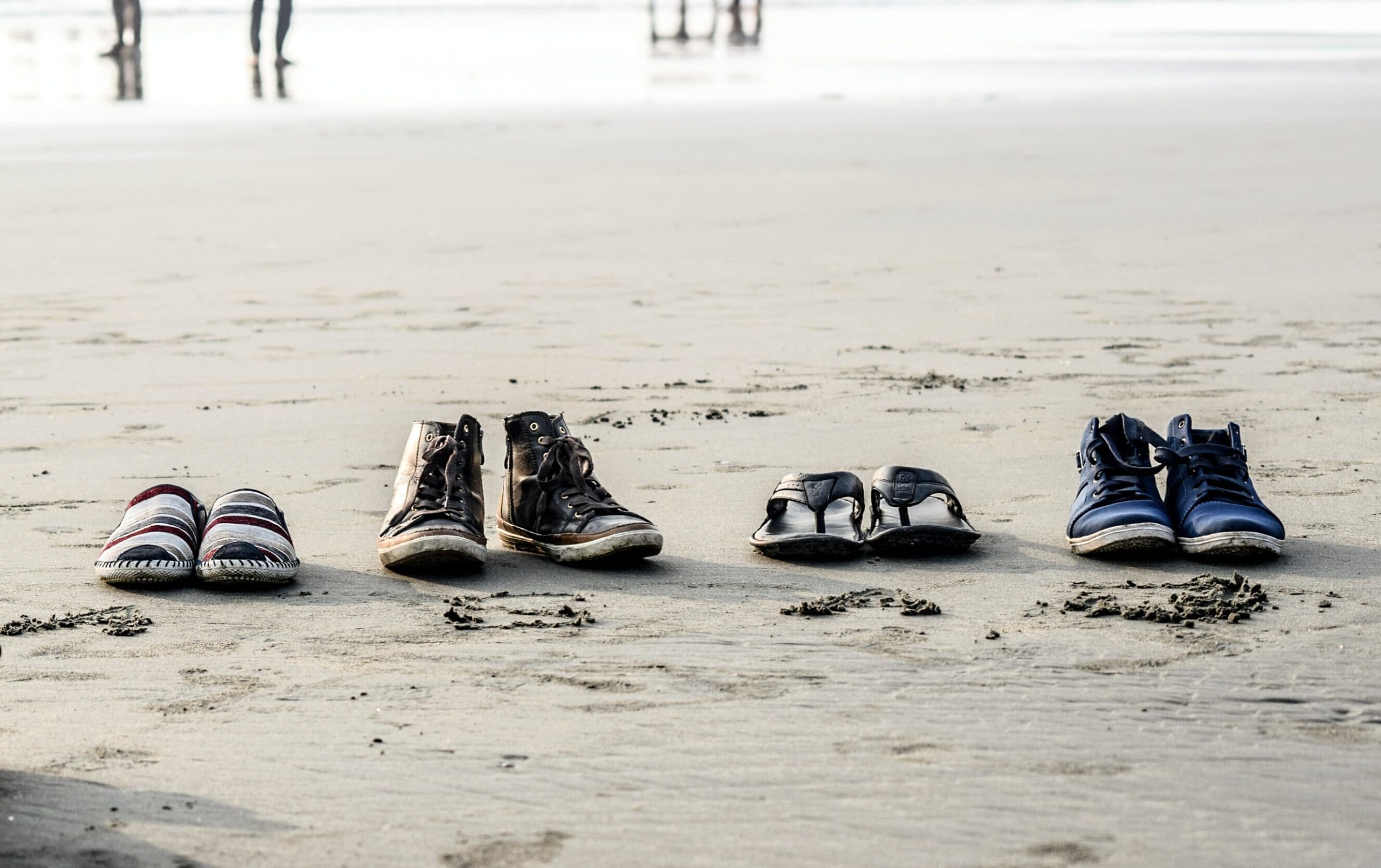 topánky na pláži