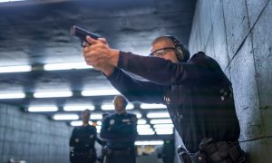 policajt strieľa zo zbrane