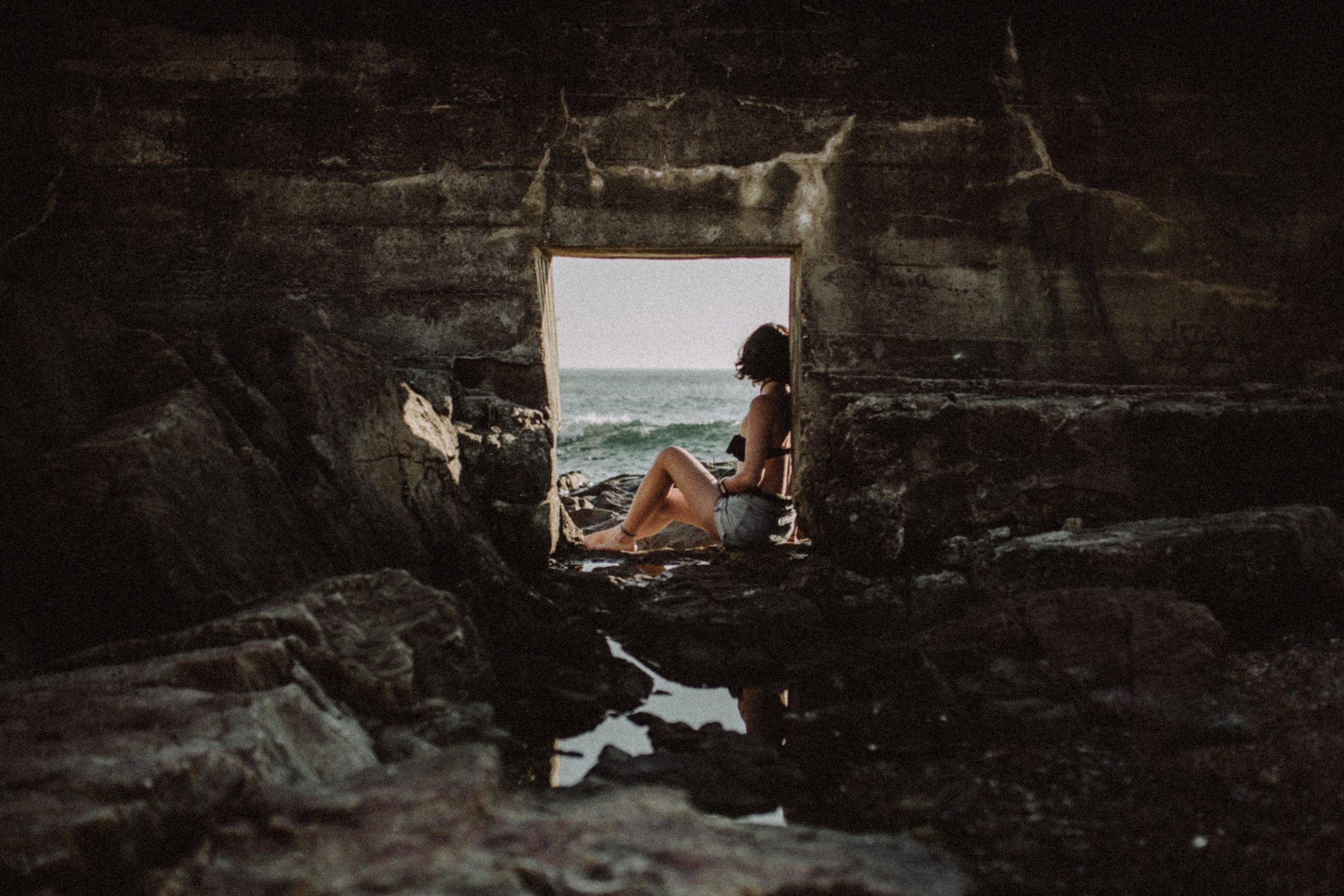 žena v kamennom okne