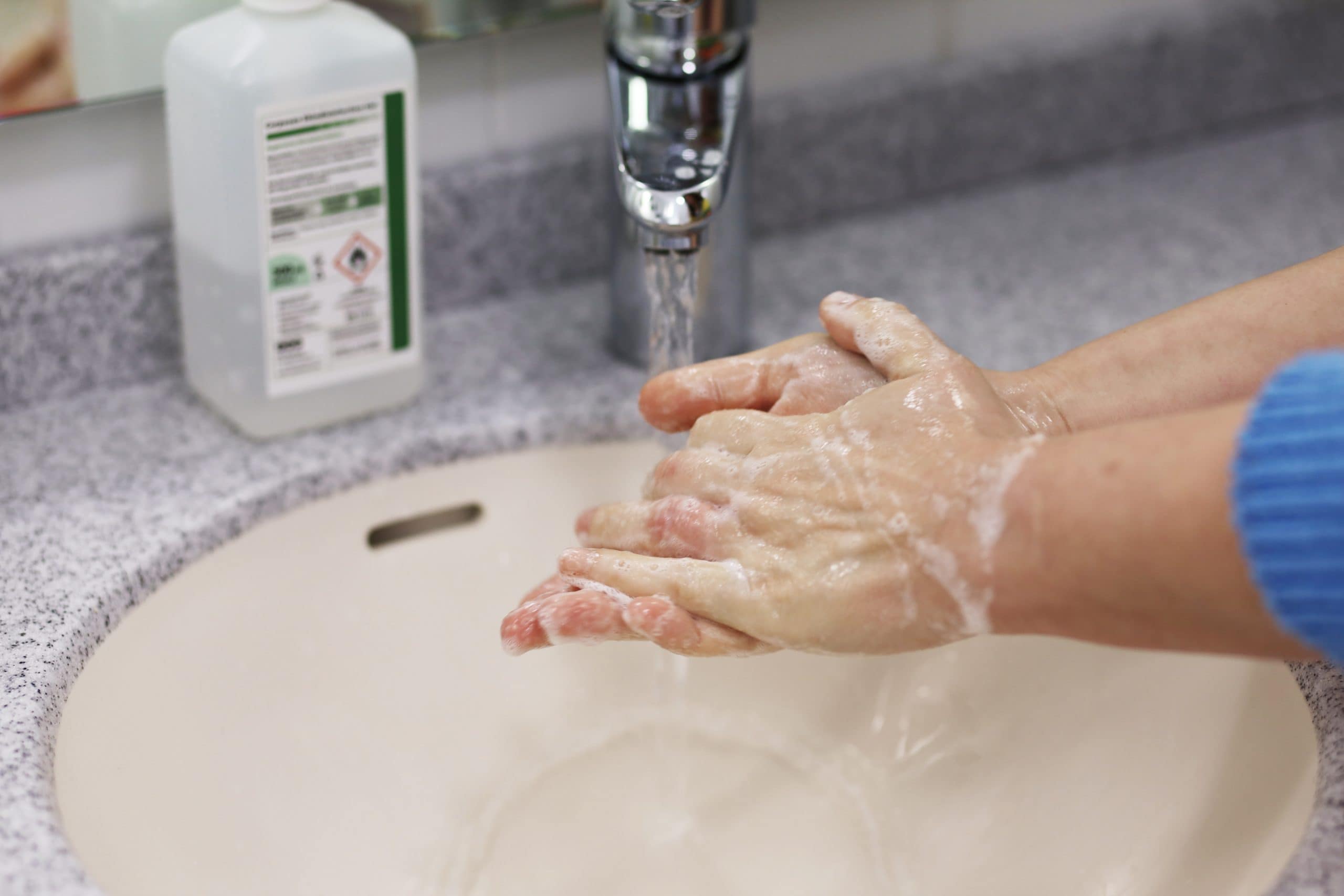 umývadlo a ruky