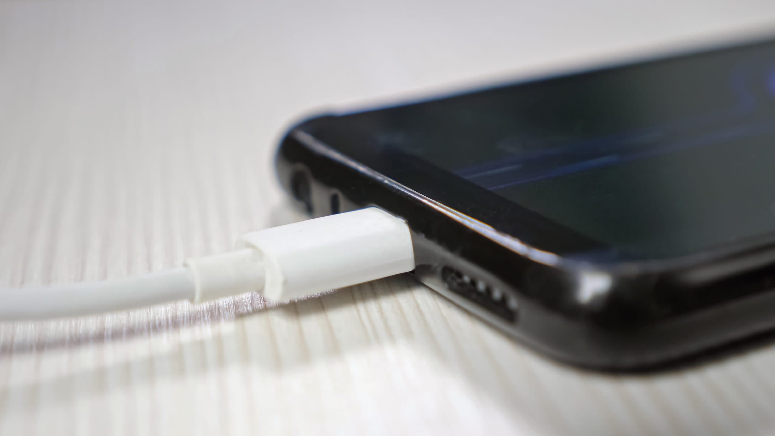 Prvý iPhone mal 30-pinový konektor, nahradil ho lightining, neskôr USB-C