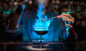 Bartender pripravuje drink