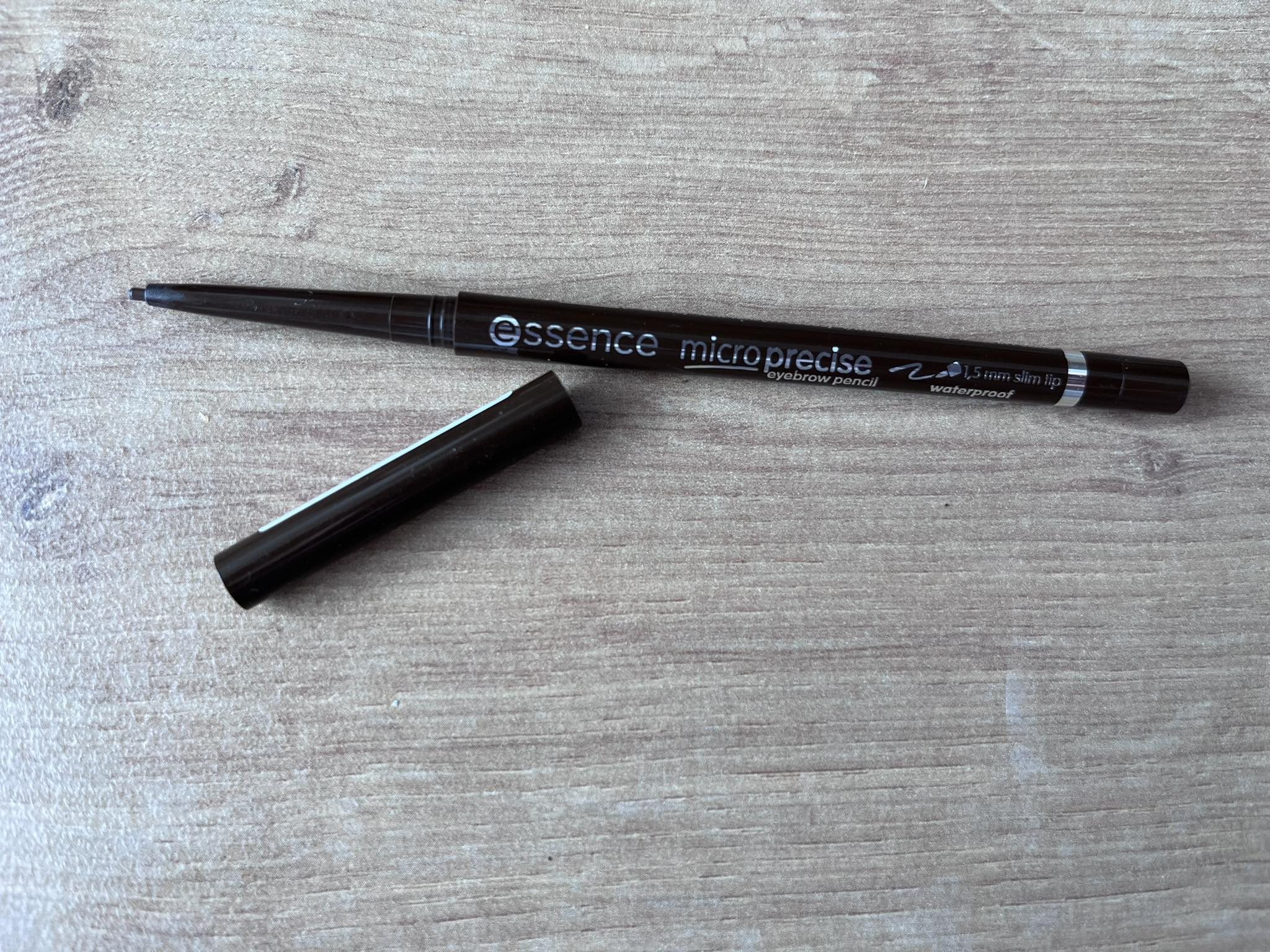 ceruzka na obočie essence