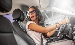 žena parkuje svoje auto
