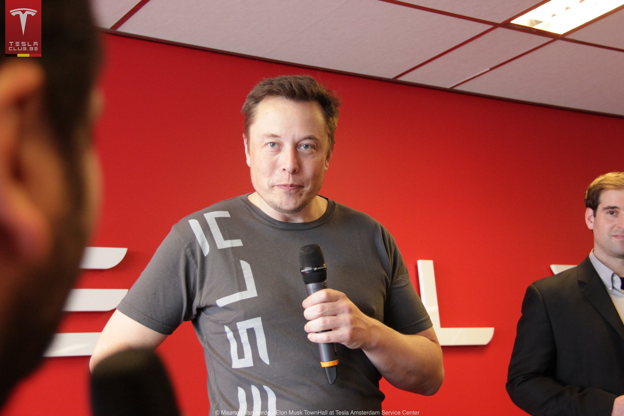Elon nosiaci tričko firmy Tesla