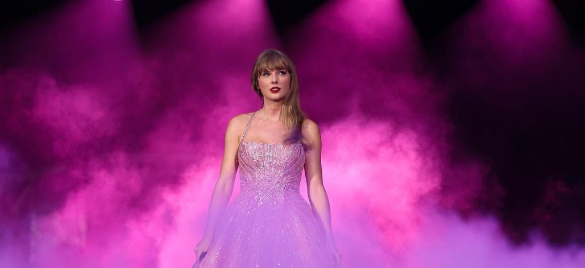 Taylor Swift na pódiu vo fialových svetlách