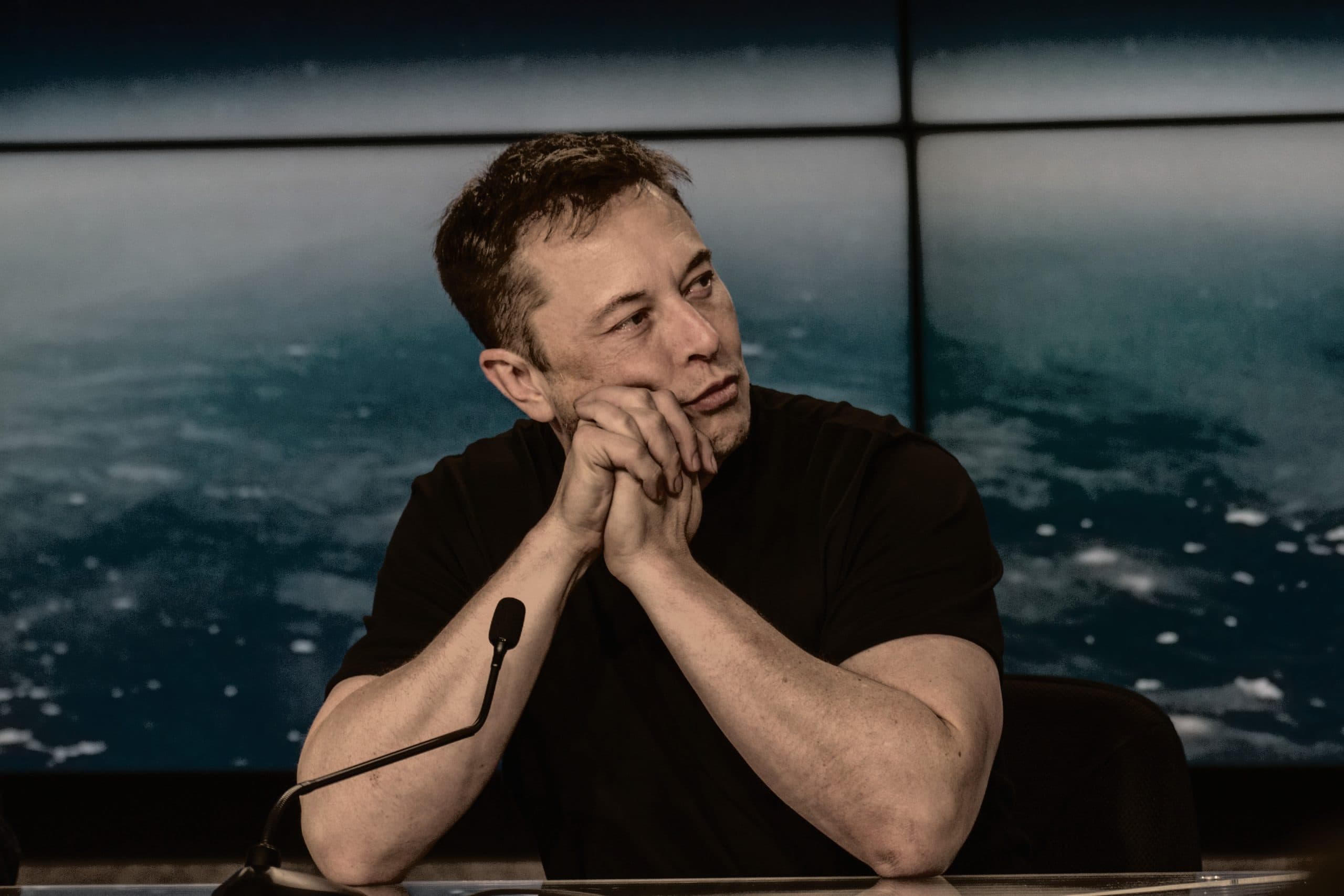 Musk premýšľajúci na konferencií