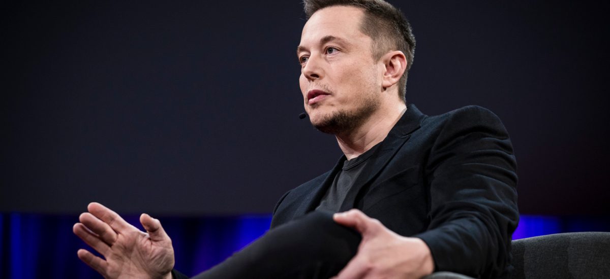 Elon Musk sediaci na stoličke