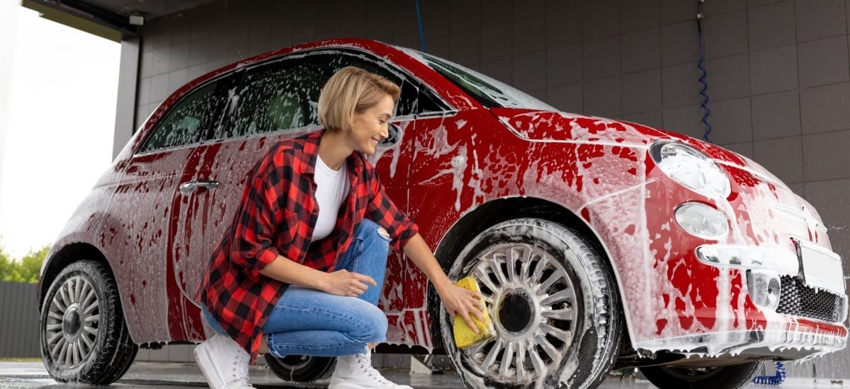 žena umýva auto