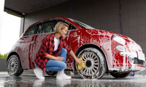 žena umýva auto