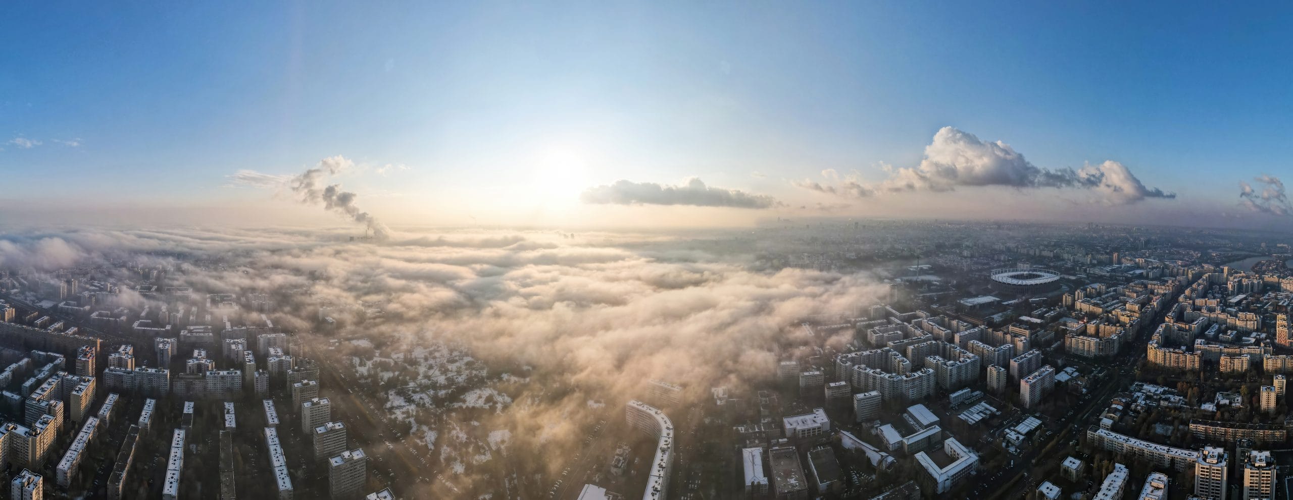 Panoráma mesta z oblakov