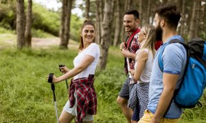 turistický chodník a partia priateľov